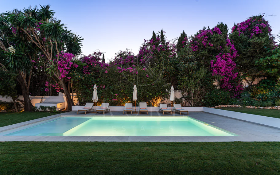Villa de lujo renovada con vistas panorámicas al mar cerca de la Milla de Oro de Marbella