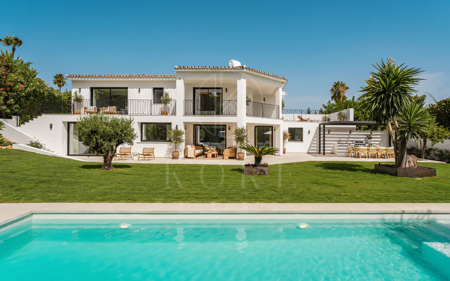 Villa de lujo renovada con vistas panorámicas al mar cerca de la Milla de Oro de Marbella