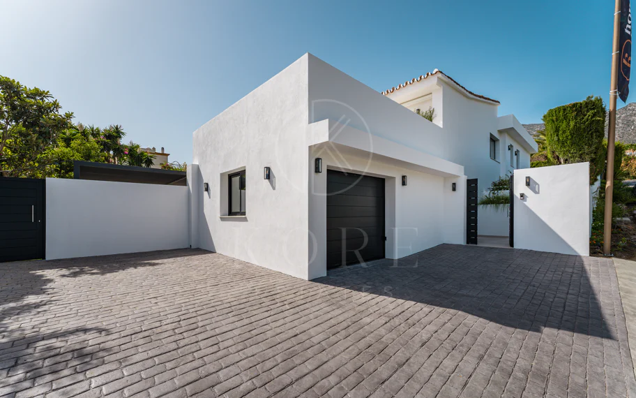 Villa de lujo renovada con vistas panorámicas al mar cerca de la Milla de Oro de Marbella