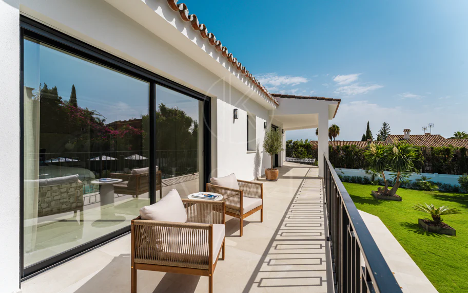 Villa de lujo renovada con vistas panorámicas al mar cerca de la Milla de Oro de Marbella