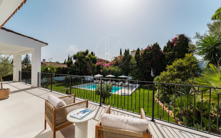 Villa de lujo renovada con vistas panorámicas al mar cerca de la Milla de Oro de Marbella