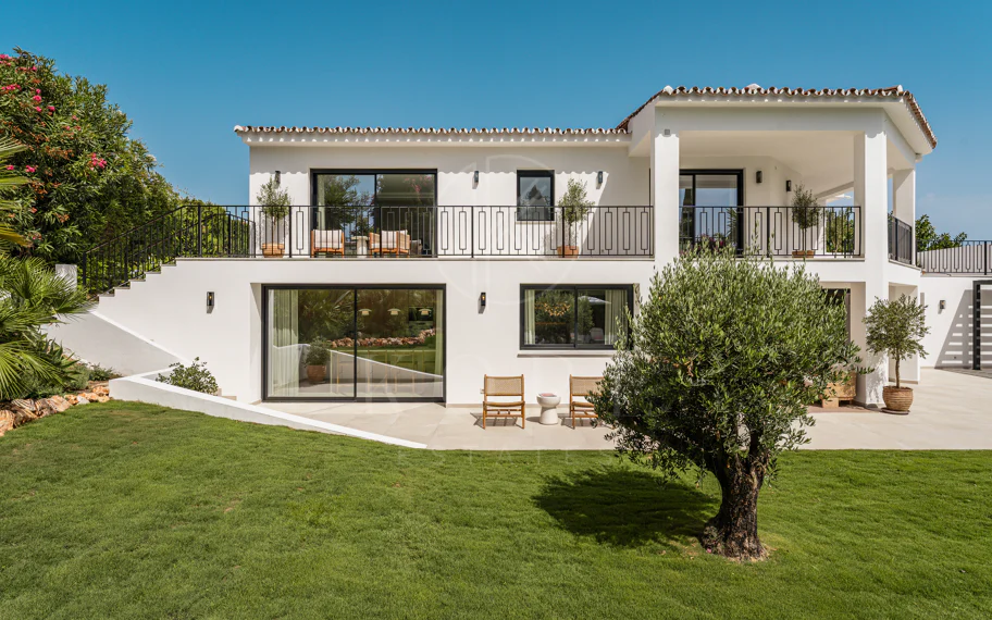 Villa de lujo renovada con vistas panorámicas al mar cerca de la Milla de Oro de Marbella