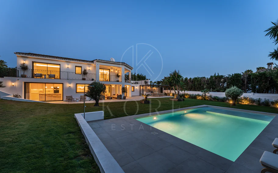 Villa de lujo renovada con vistas panorámicas al mar cerca de la Milla de Oro de Marbella