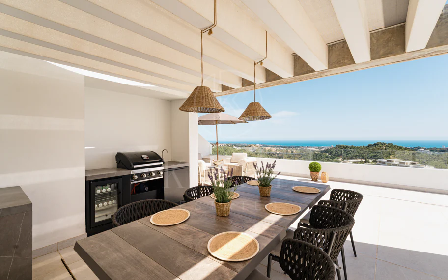Ático Dúplex de Lujo con Vistas Panorámicas al Mar, Golf y Montañas