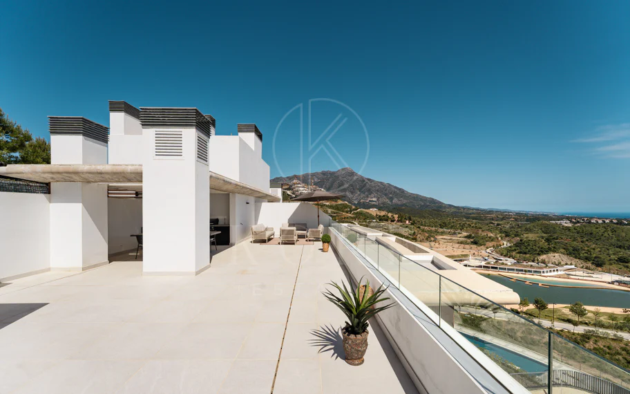 Ático Dúplex de Lujo con Vistas Panorámicas al Mar, Golf y Montañas