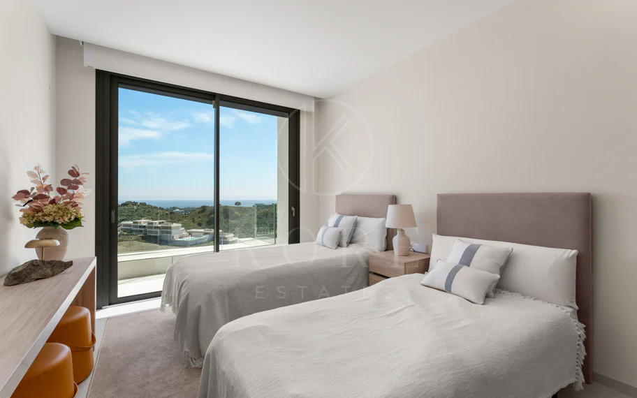 Ático Dúplex de Lujo con Vistas Panorámicas al Mar, Golf y Montañas