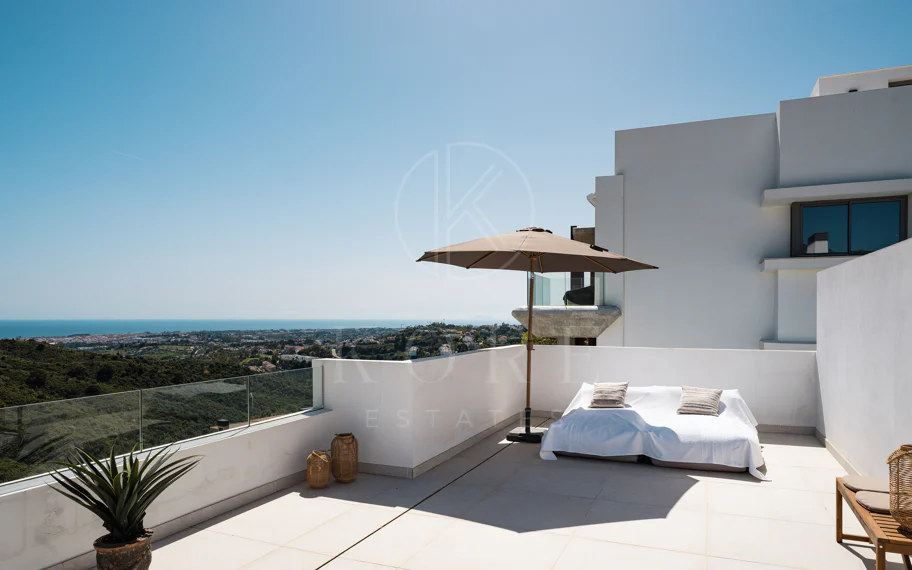 Ático Dúplex de Lujo con Vistas Panorámicas al Mar, Golf y Montañas