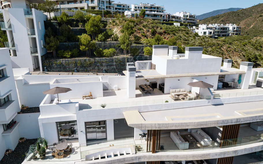 Ático Dúplex de Lujo con Vistas Panorámicas al Mar, Golf y Montañas