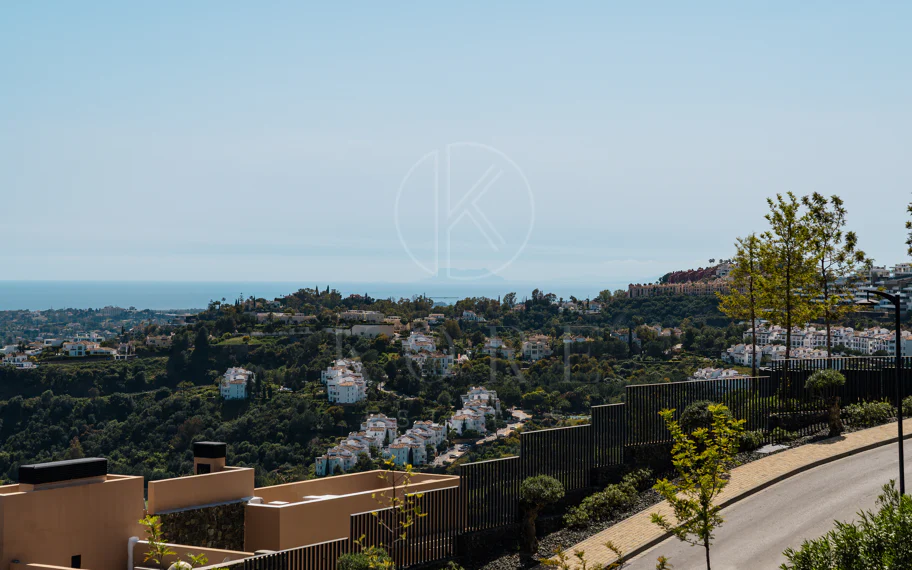 Ático Dúplex de Lujo con Vistas Panorámicas al Mar, Golf y Montañas