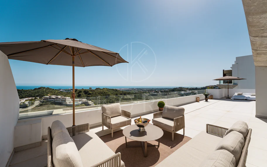 Ático Dúplex de Lujo con Vistas Panorámicas al Mar, Golf y Montañas