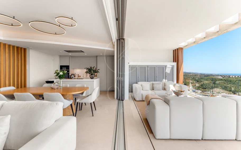 Ático Dúplex de Lujo con Vistas Panorámicas al Mar, Golf y Montañas