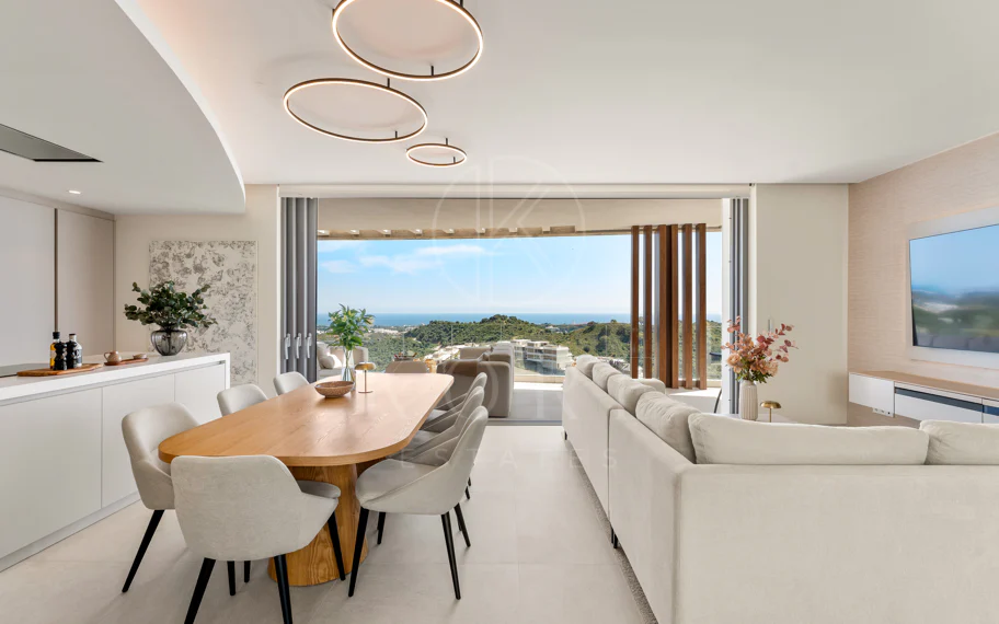 Ático Dúplex de Lujo con Vistas Panorámicas al Mar, Golf y Montañas