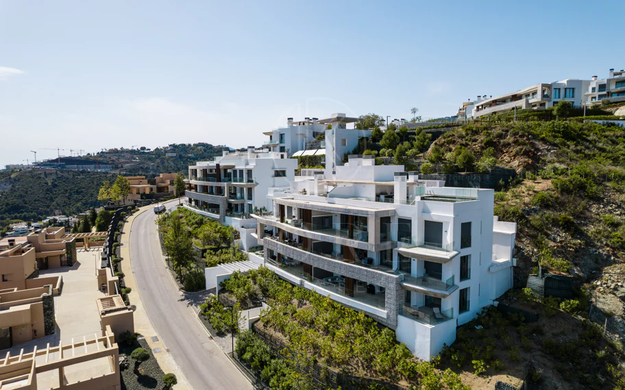 Ático Dúplex de Lujo con Vistas Panorámicas al Mar, Golf y Montañas