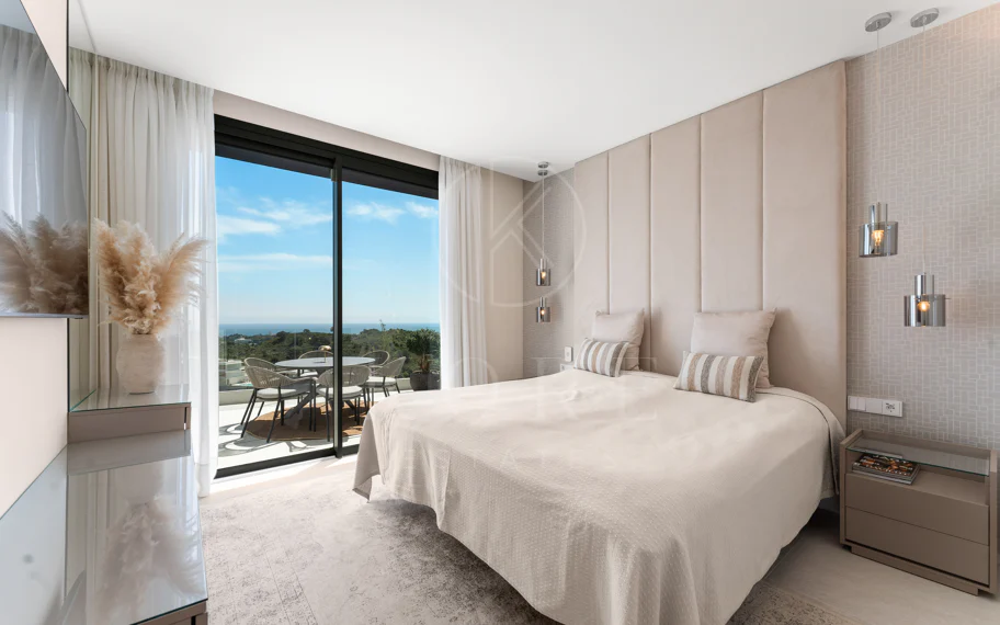 Ático Dúplex de Lujo con Vistas Panorámicas al Mar, Golf y Montañas