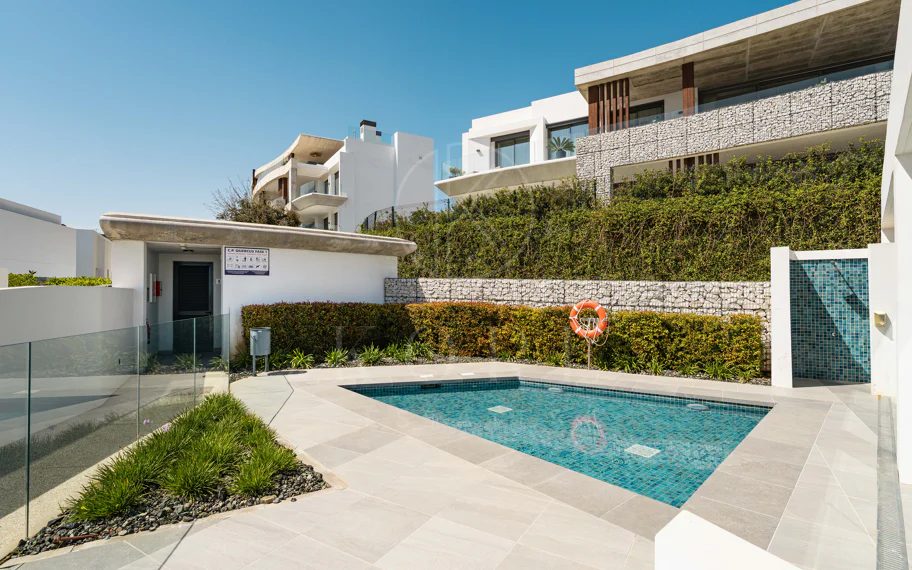 Ático Dúplex de Lujo con Vistas Panorámicas al Mar, Golf y Montañas