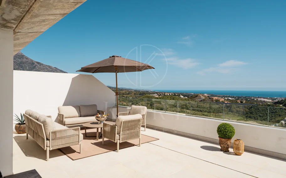 Ático Dúplex de Lujo con Vistas Panorámicas al Mar, Golf y Montañas