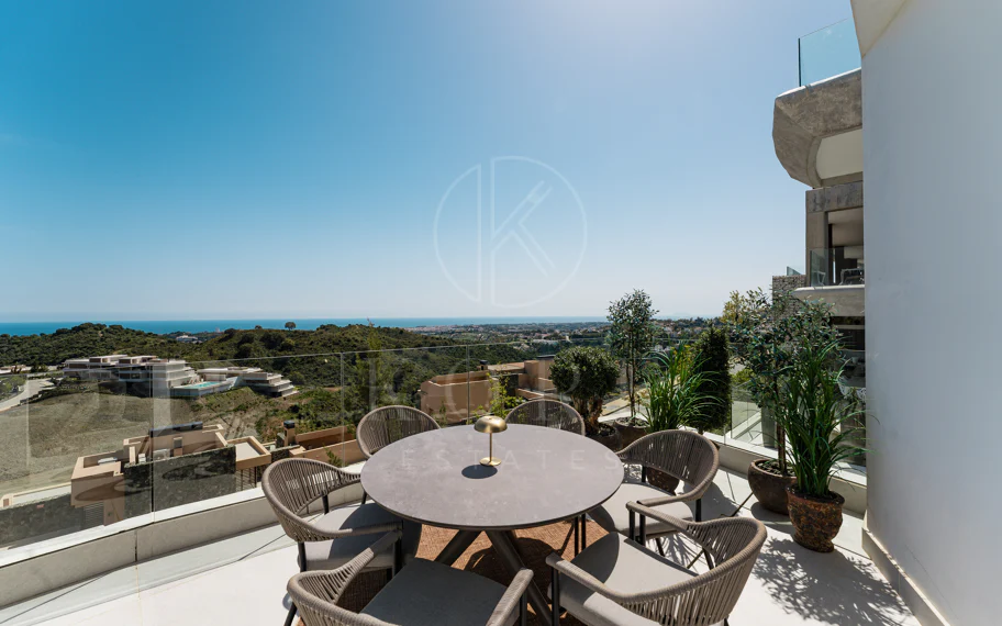 Ático Dúplex de Lujo con Vistas Panorámicas al Mar, Golf y Montañas