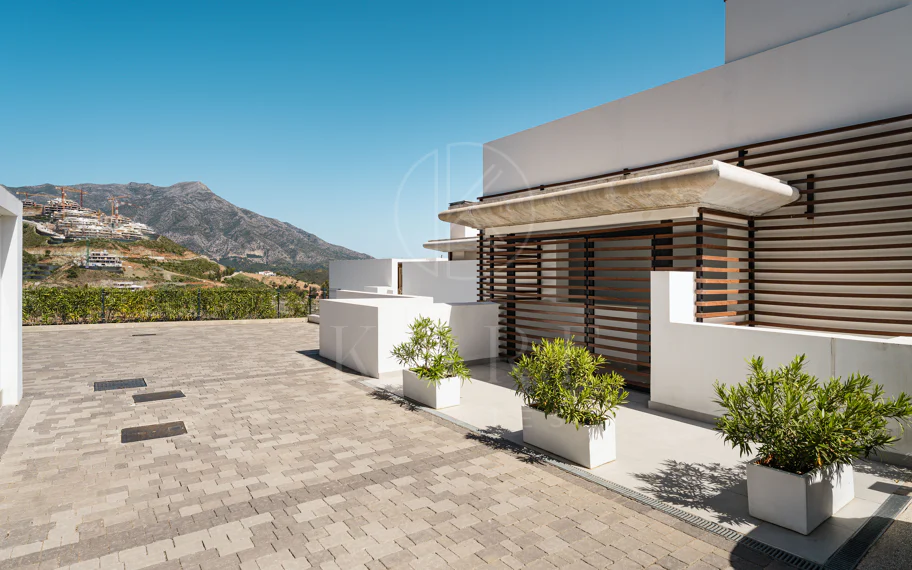 Ático Dúplex de Lujo con Vistas Panorámicas al Mar, Golf y Montañas