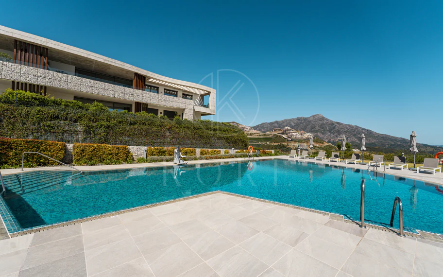Ático Dúplex de Lujo con Vistas Panorámicas al Mar, Golf y Montañas