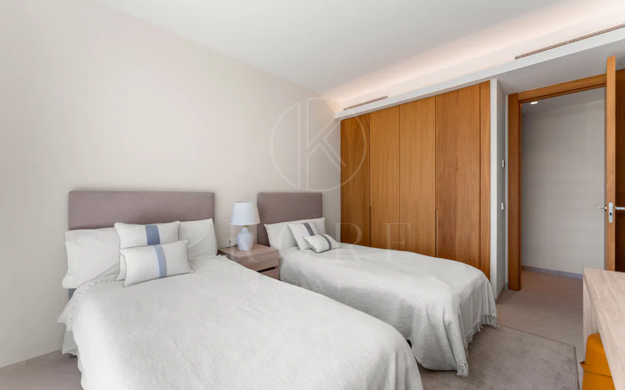 Ático Dúplex de Lujo con Vistas Panorámicas al Mar, Golf y Montañas
