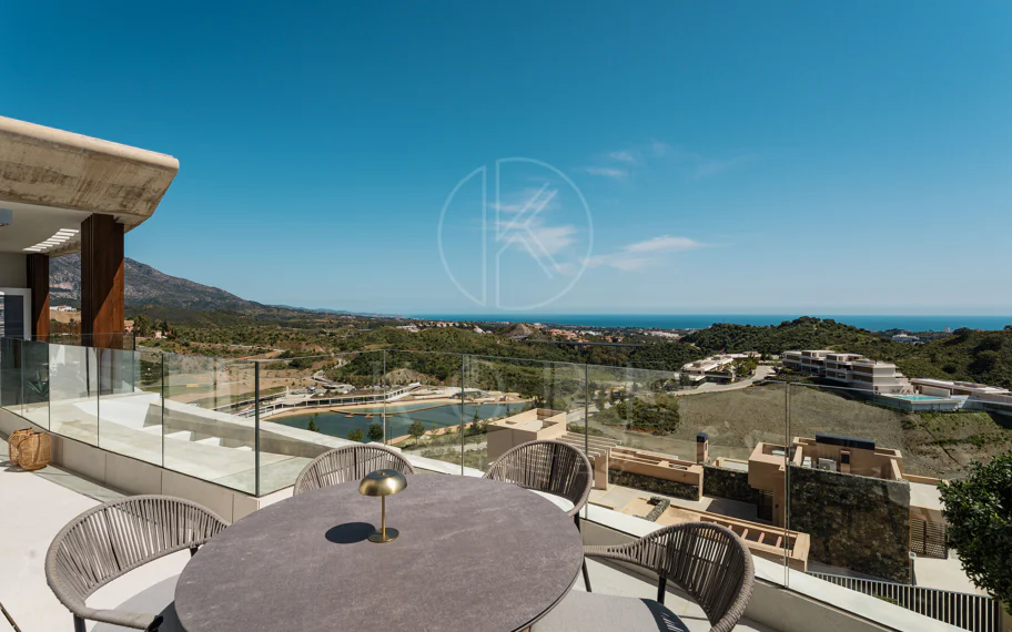 Ático Dúplex de Lujo con Vistas Panorámicas al Mar, Golf y Montañas