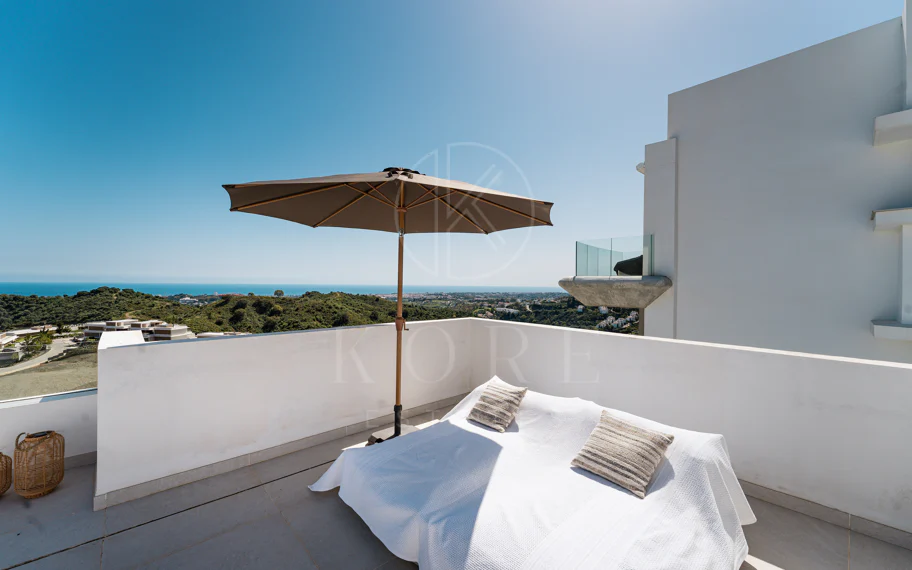 Ático Dúplex de Lujo con Vistas Panorámicas al Mar, Golf y Montañas