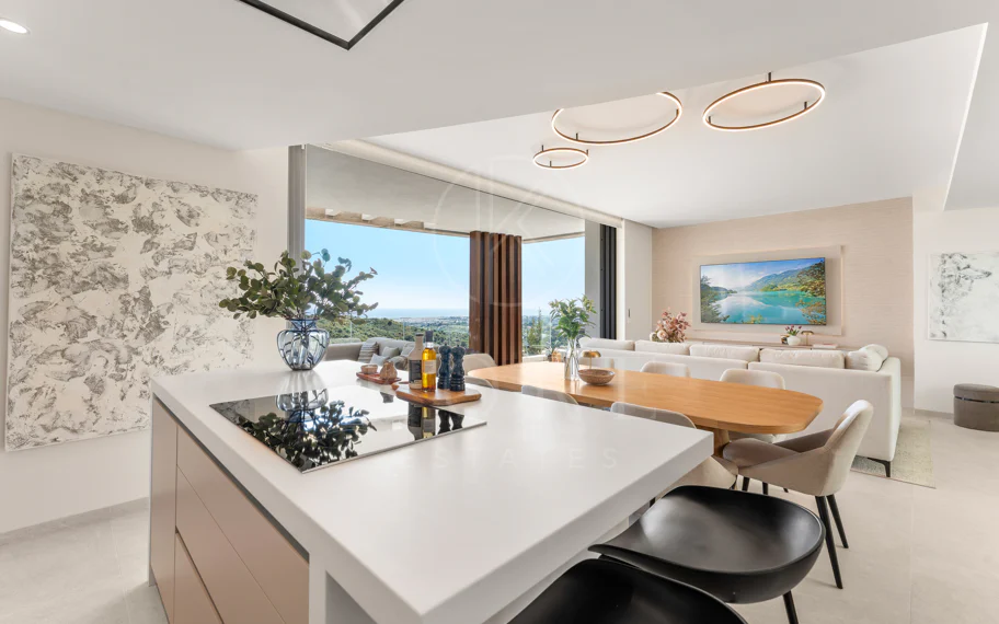 Ático Dúplex de Lujo con Vistas Panorámicas al Mar, Golf y Montañas