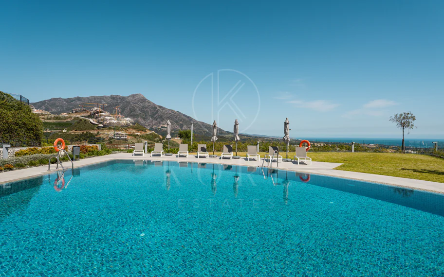 Ático Dúplex de Lujo con Vistas Panorámicas al Mar, Golf y Montañas