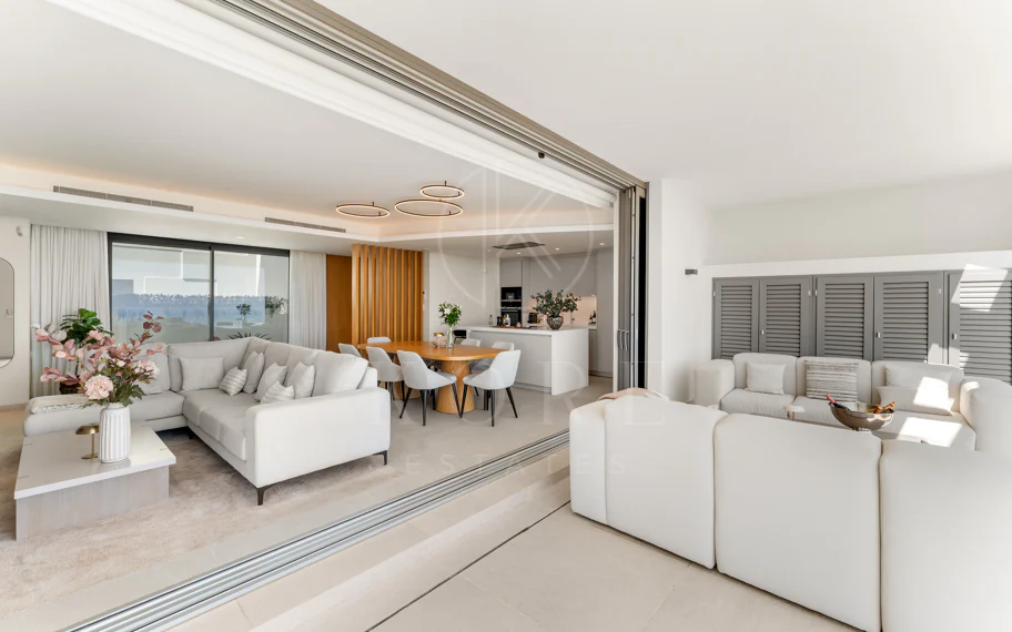 Ático Dúplex de Lujo con Vistas Panorámicas al Mar, Golf y Montañas
