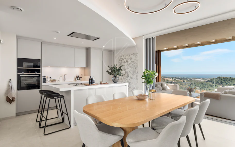 Ático Dúplex de Lujo con Vistas Panorámicas al Mar, Golf y Montañas