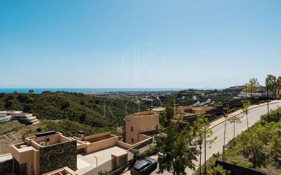 Ático Dúplex de Lujo con Vistas Panorámicas al Mar, Golf y Montañas
