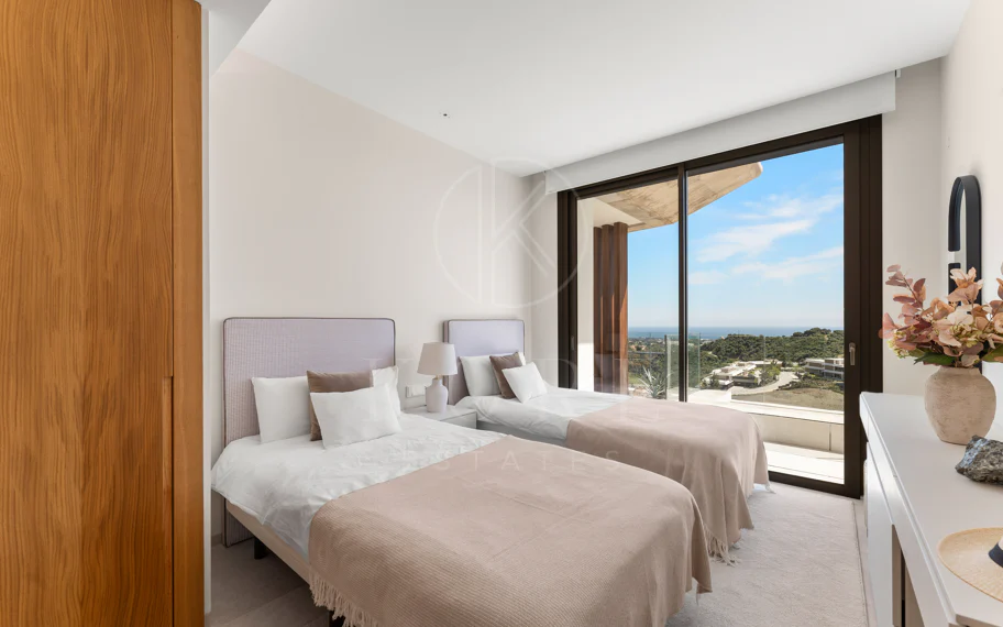 Ático Dúplex de Lujo con Vistas Panorámicas al Mar, Golf y Montañas