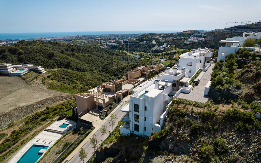 Ático Dúplex de Lujo con Vistas Panorámicas al Mar, Golf y Montañas