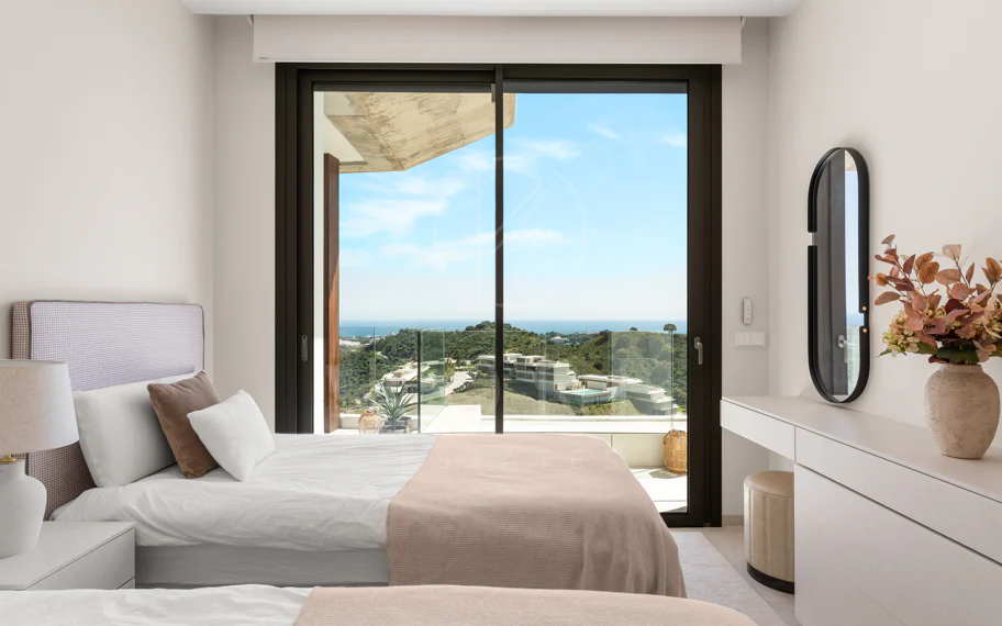 Ático Dúplex de Lujo con Vistas Panorámicas al Mar, Golf y Montañas