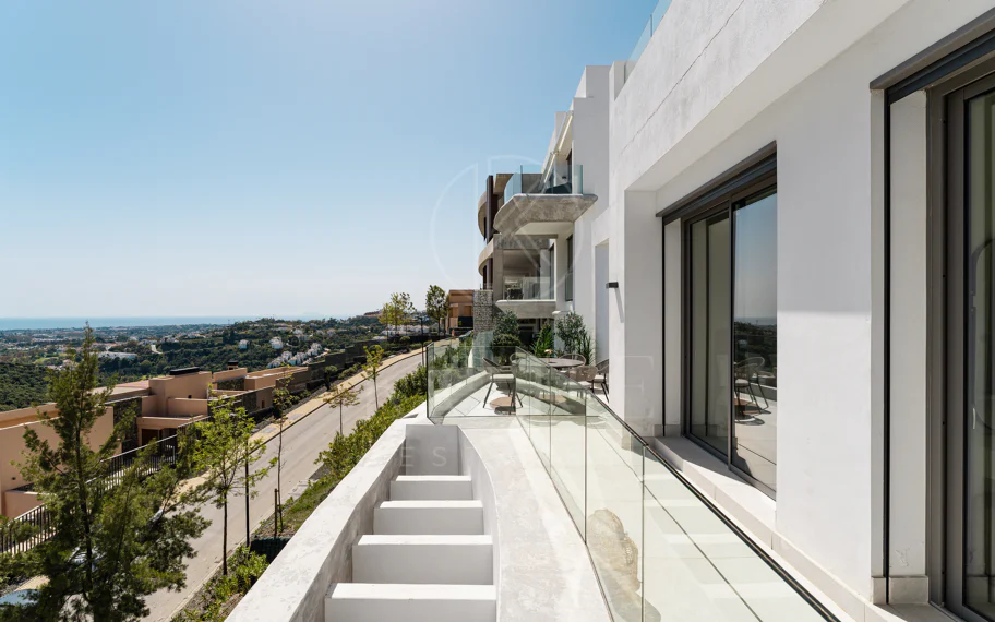 Ático Dúplex de Lujo con Vistas Panorámicas al Mar, Golf y Montañas
