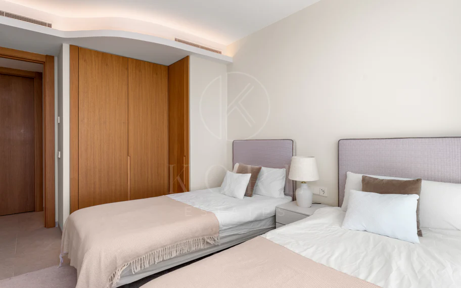 Ático Dúplex de Lujo con Vistas Panorámicas al Mar, Golf y Montañas