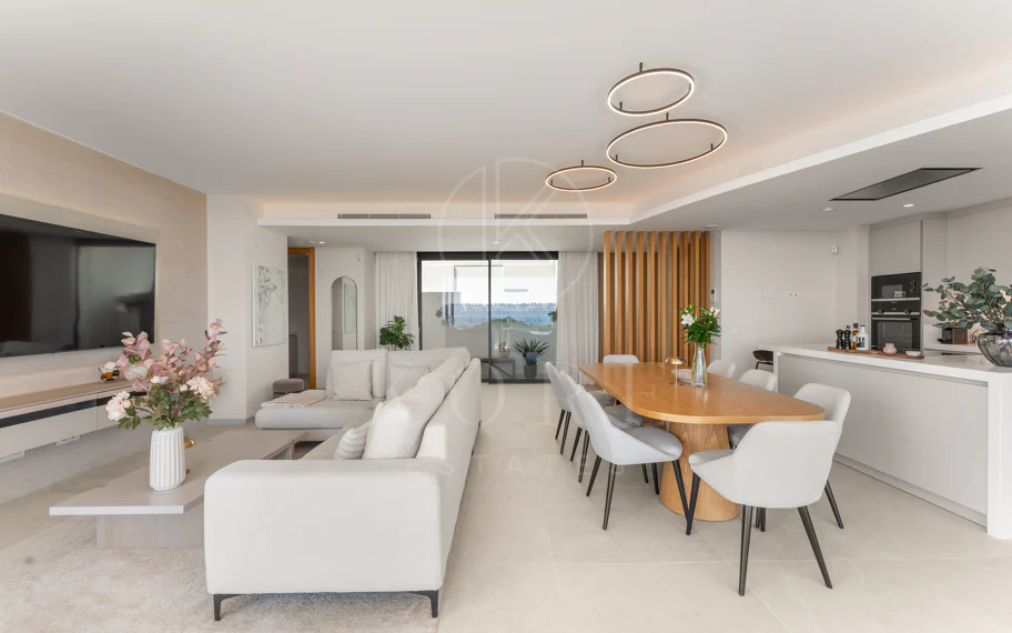 Ático Dúplex de Lujo con Vistas Panorámicas al Mar, Golf y Montañas