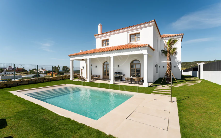 Villa moderna de nueva construcción de 4 habitaciones con vistas al mar en Estepona