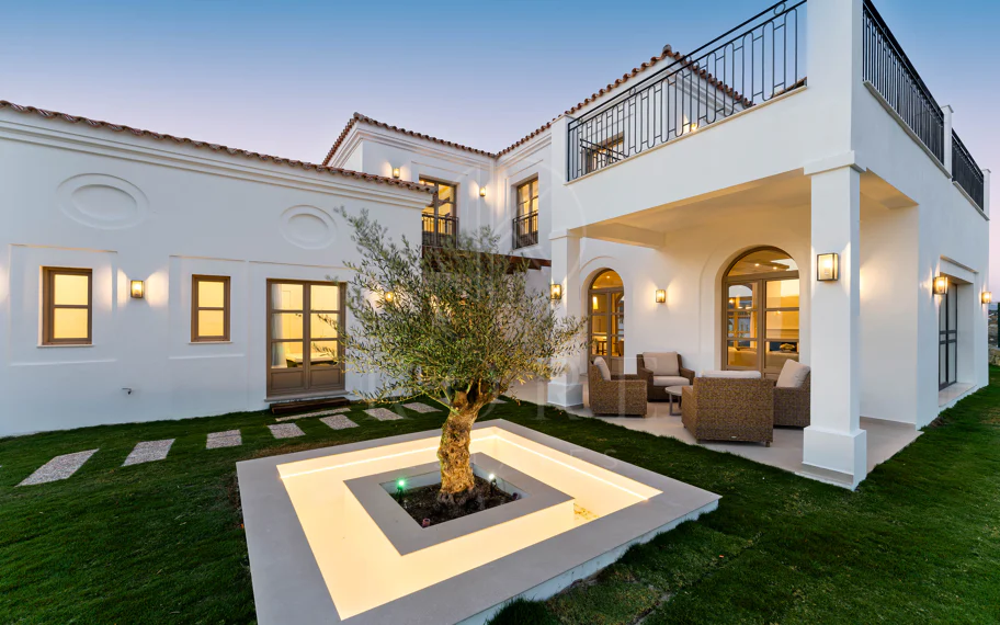Villa moderna de nueva construcción de 4 habitaciones con vistas al mar en Estepona