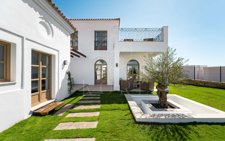 Villa moderna de nueva construcción de 4 habitaciones con vistas al mar en Estepona