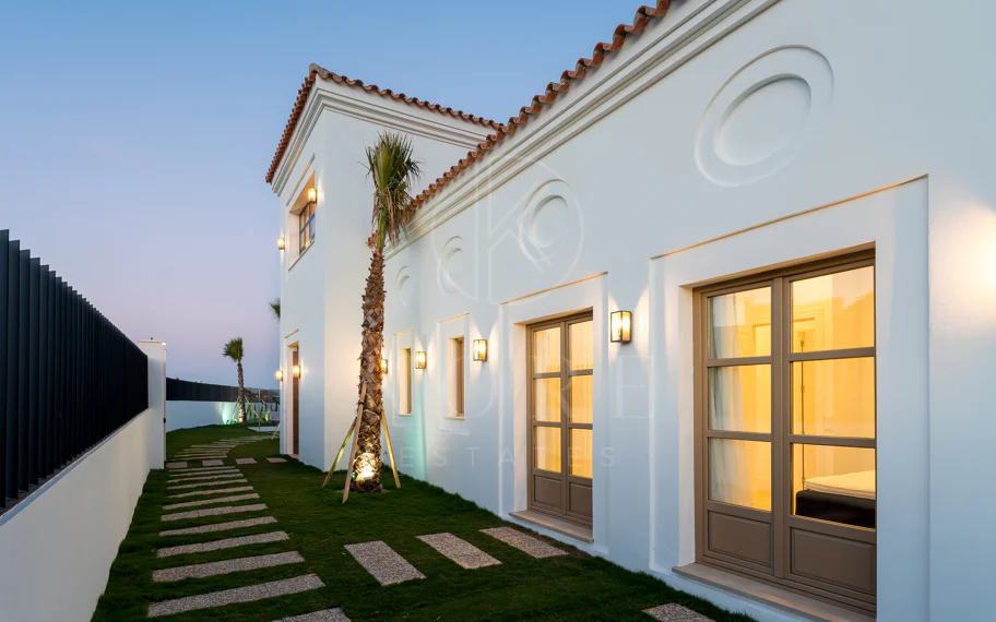 Villa moderna de nueva construcción de 4 habitaciones con vistas al mar en Estepona