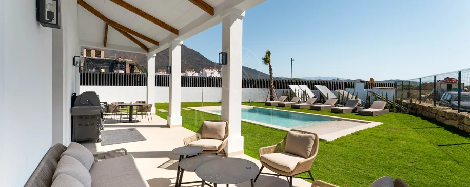 Brand-New 4-Bedroom Modern Villa with Sea Views in Estepona