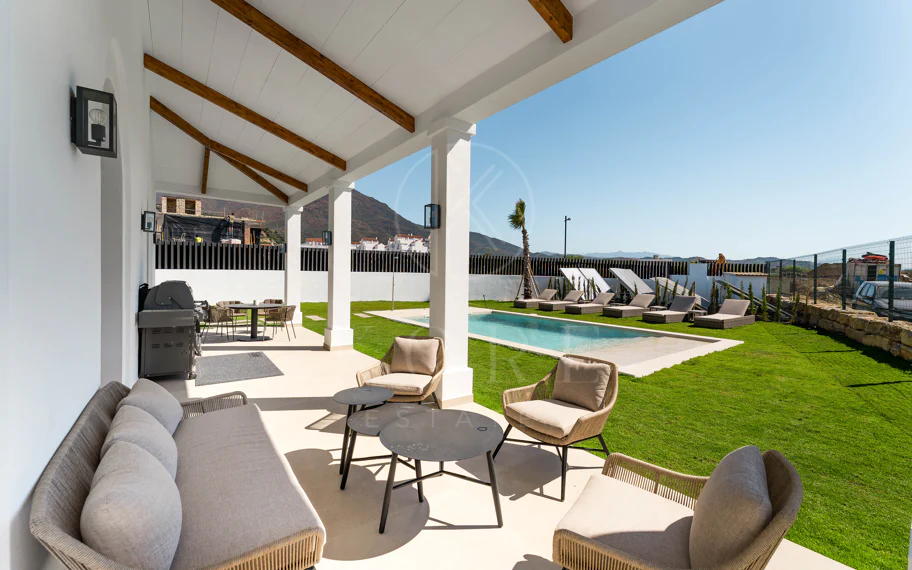 Villa moderna de nueva construcción de 4 habitaciones con vistas al mar en Estepona