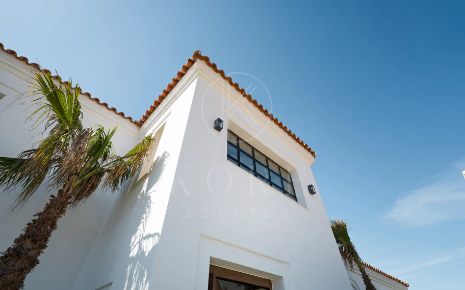 Villa moderna de nueva construcción de 4 habitaciones con vistas al mar en Estepona