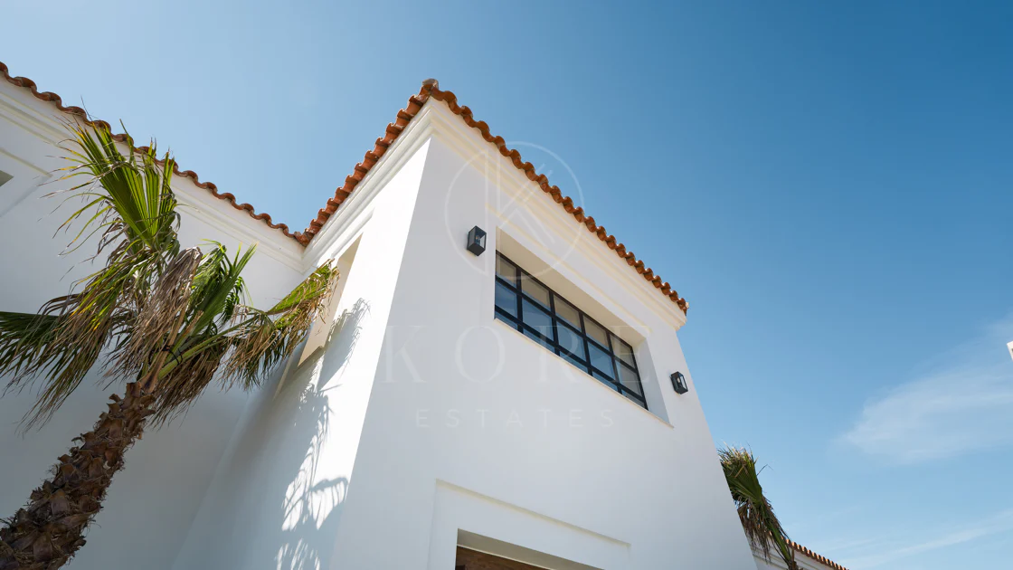 Brand-New 4-Bedroom Modern Villa with Sea Views in Estepona