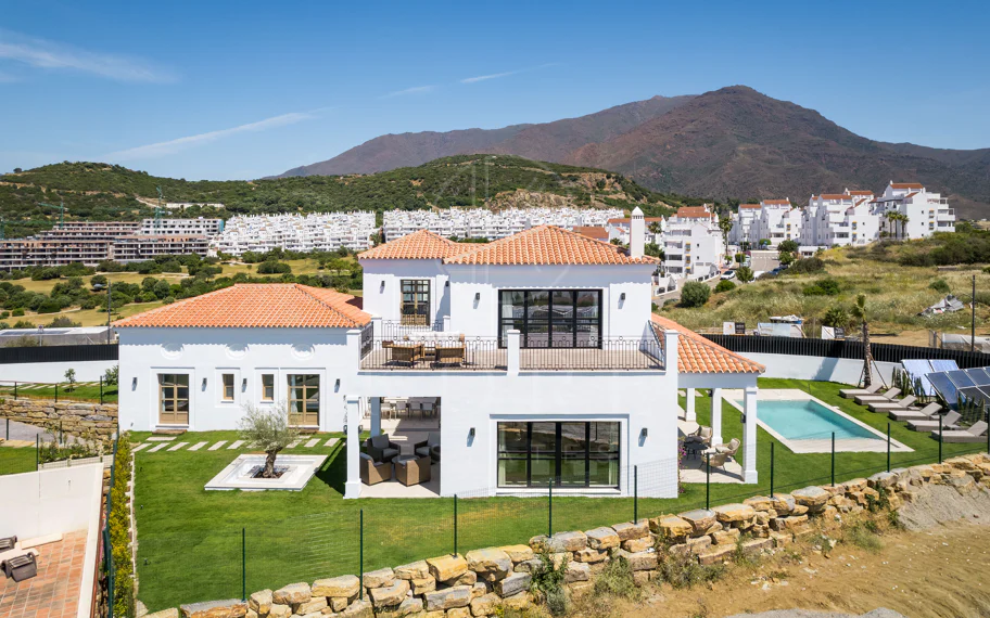 Villa moderna de nueva construcción de 4 habitaciones con vistas al mar en Estepona