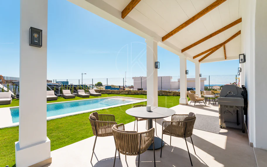 Villa moderna de nueva construcción de 4 habitaciones con vistas al mar en Estepona