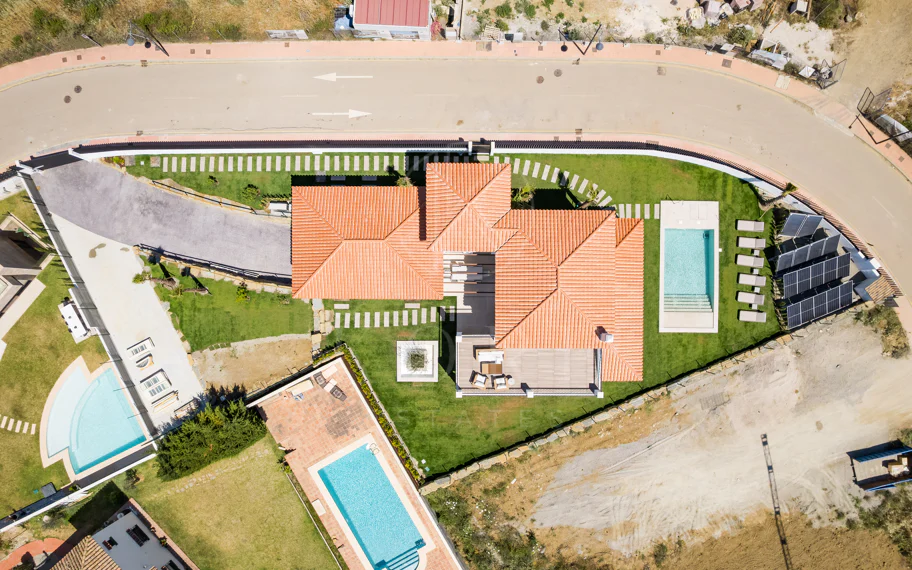 Villa moderna de nueva construcción de 4 habitaciones con vistas al mar en Estepona