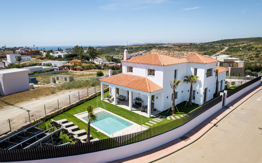 Villa moderna de nueva construcción de 4 habitaciones con vistas al mar en Estepona
