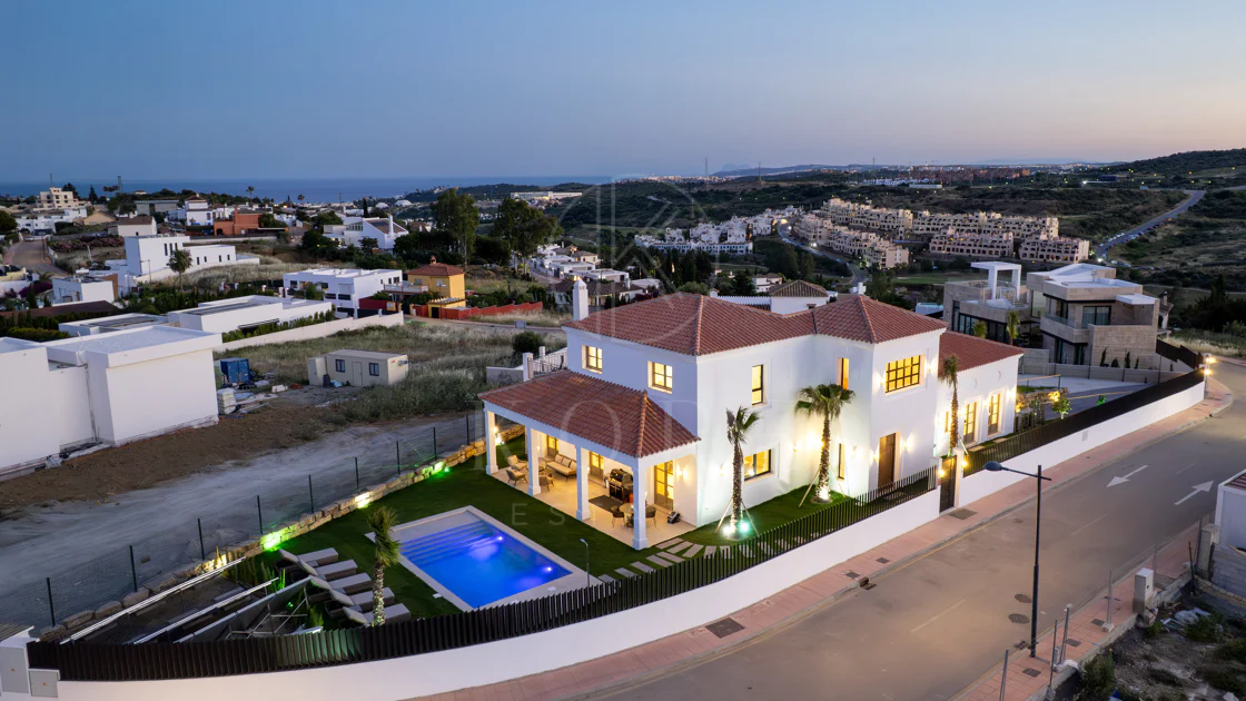 Brand-New 4-Bedroom Modern Villa with Sea Views in Estepona